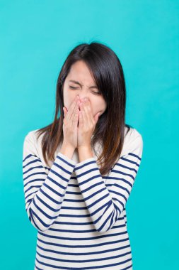 Kadın kendini iyi hissetmiyor.