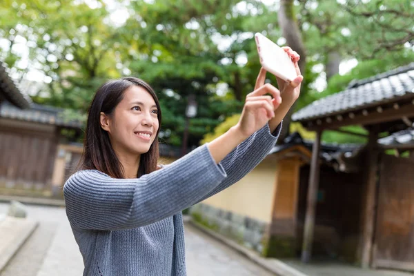 Kvinnan tar selfie foto med mobiltelefon — Stockfoto