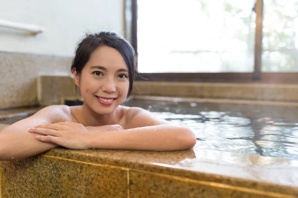 Kvinna njuta av japanska onsen — Stockfoto