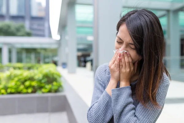 La mujer sufre de estornudos — Foto de Stock