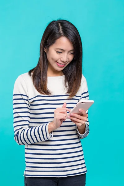 Mulher usando telefone celular — Fotografia de Stock