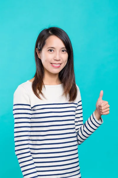 Vrouw toont duim omhoog — Stockfoto