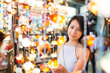 Fener sokak pazarında satın alma kadın