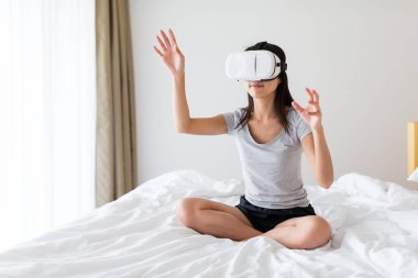 Odada VR aygıt kullanan kadın