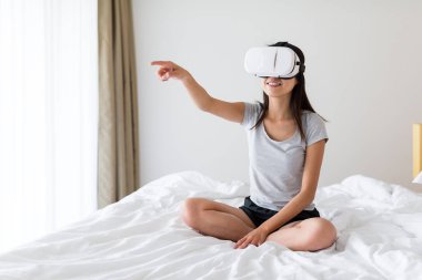 Oturma odasında VR aygıt kullanan kadın