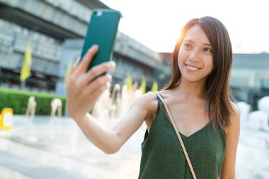 selfie tarafından cep telefonu alarak kadın