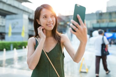Cep telefonu açık, tarafından selfie alarak kadın