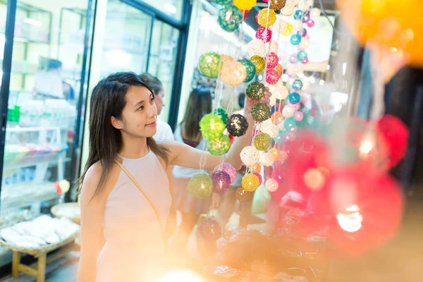 Mujer de compras en la linterna de decoración en el mercado callejero — Foto de Stock