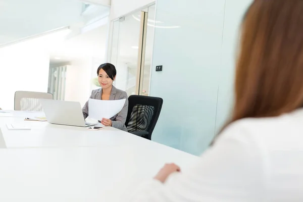 Mujer de negocios con ordenador portátil en la sala de reuniones — Foto de Stock