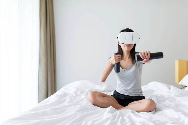 Женщина играет в игру на устройстве виртуальной реальности — стоковое фото