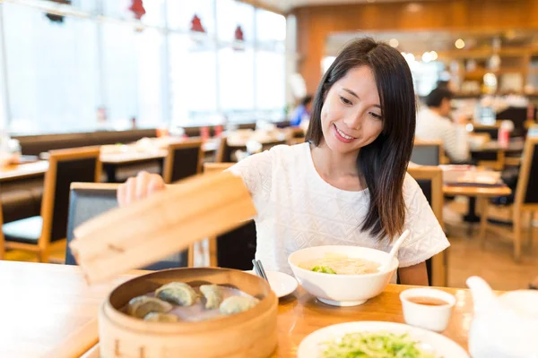 Žena si své jídlo v čínské restauraci — Stock fotografie