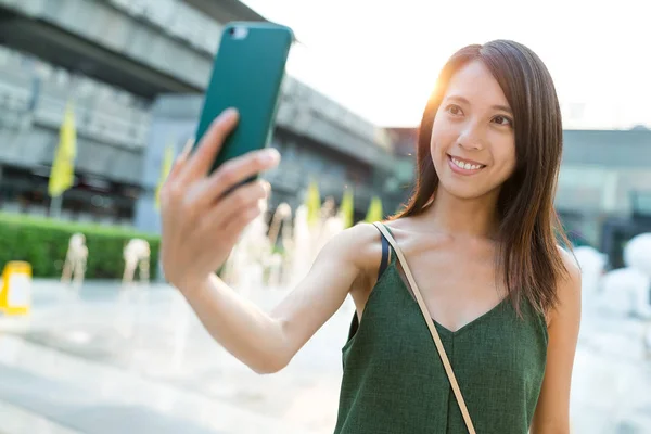 Femme prenant selfie par téléphone mobile — Photo