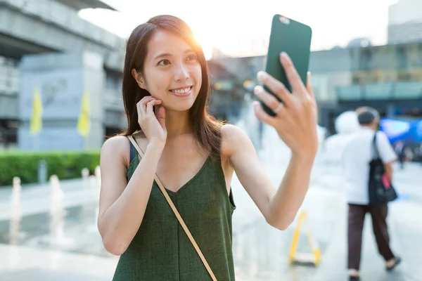 Femme prenant selfie par téléphone portable à l'extérieur — Photo