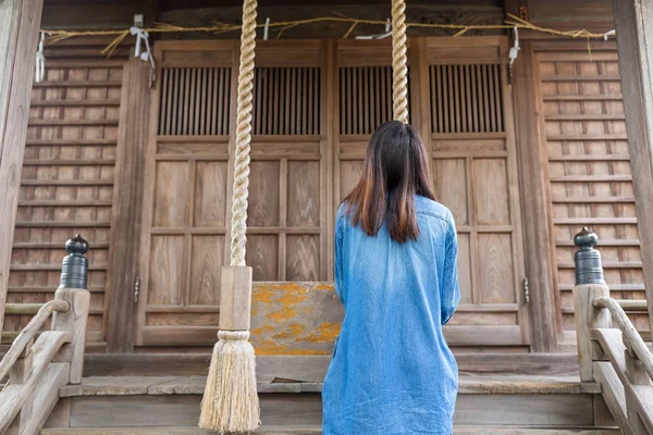 Mulher tocando a campainha no templo japonês — Fotografia de Stock