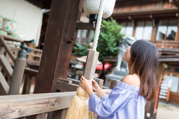 Woman ringing the bell in japanese temple — Stock Photo, Image