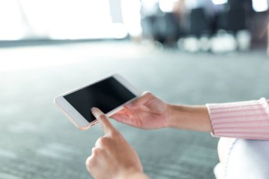 Kadın touch cep telefonu toplantı salonu