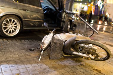 Araba kazasında çarpışma kaza ile motorlu bisiklet