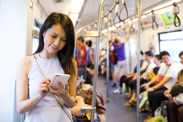 Mujer usando celular dentro del compartimiento del tren —  Fotos de Stock