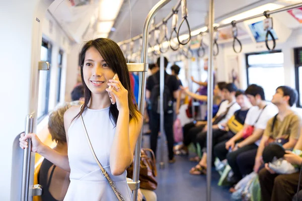 Mujer hablando por celular dentro del compartimiento del tren —  Fotos de Stock