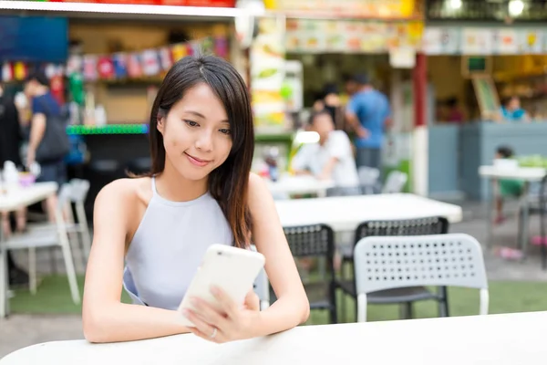 Cep telefonundan mesaj gönderen kadın 