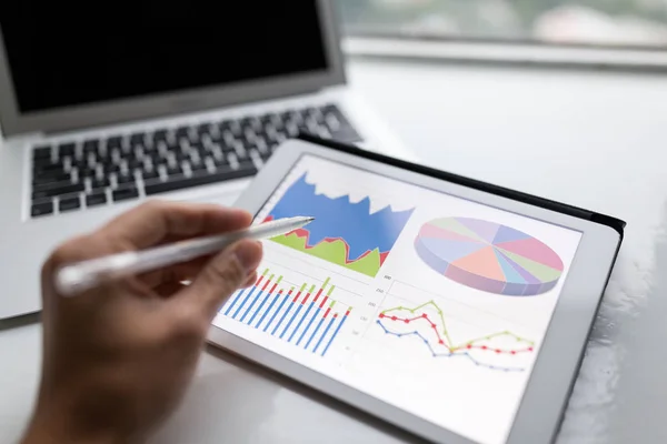 Pen showing the information graph on tablet computer — Stock Photo, Image