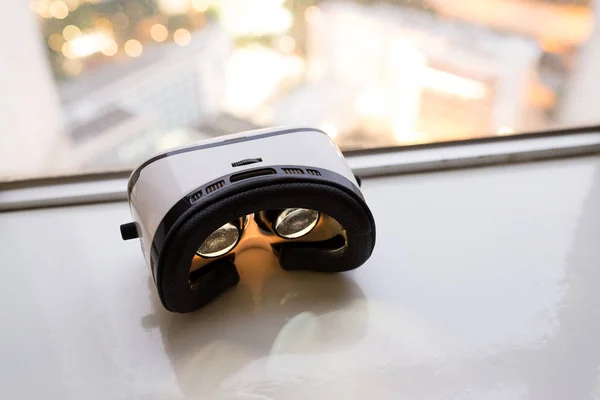 Dispositivo de realidade virtual reproduzindo vídeo musical dentro — Fotografia de Stock