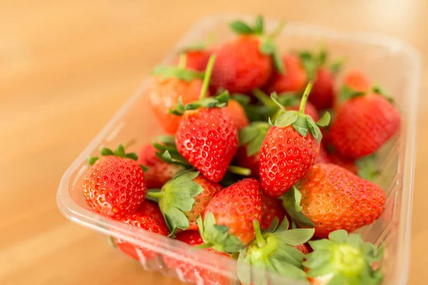 Frische Erdbeeren in der Verpackung — Stockfoto