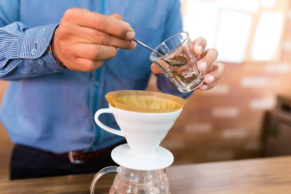 Man Pour over koffie — Stockfoto