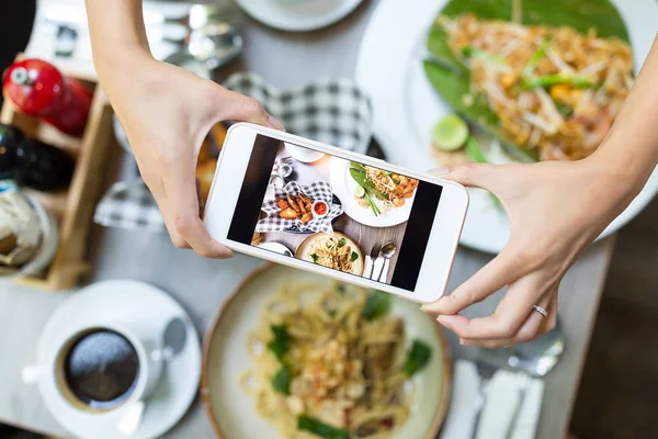 Cep telefonu alarak resmi gıda için — Stok fotoğraf