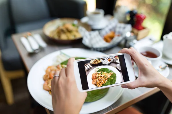 Фотография на блюдечке с мобильного телефона — стоковое фото