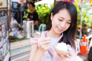 Kadın zevk dondurma, semt pazarı