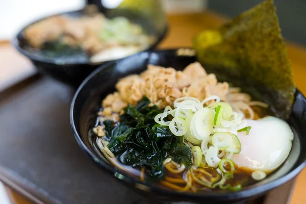 Ramen japonês no prato no restaurante — Fotografia de Stock