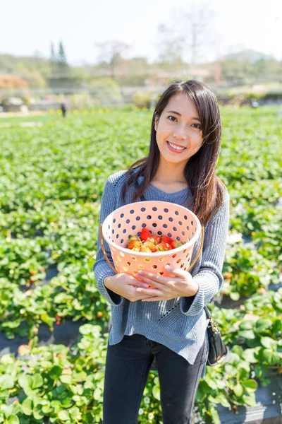 Mujer sosteniendo una cesta con fresas — Foto de Stock