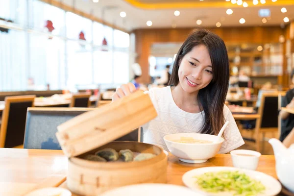 Жінка відкриває бамбуковий пар в ресторані — стокове фото