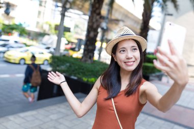 Kadın alarak selfie cellphone tarafından 
