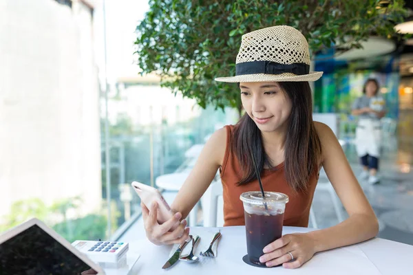 Femme utilisant un téléphone portable dans le café — Photo