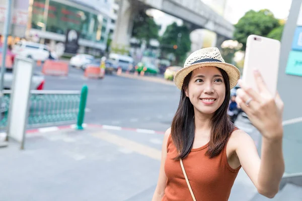 Selfie tarafından cep telefonu alarak kadın — Stok fotoğraf