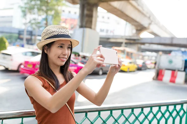 Frau fotografiert mit Handy — Stockfoto