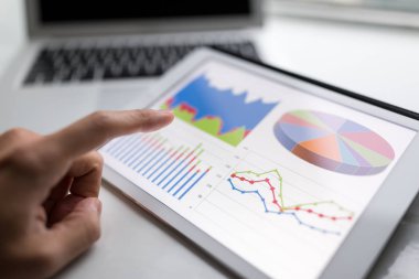 Parmak değmek grafik göstermek için dijital tablet bilgisayarda