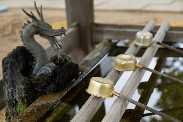 Louches d'eau japonaises dans le temple — Photo