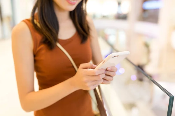 Mujer usando celular en el centro comercial —  Fotos de Stock