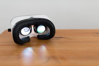 İçinde sanal gerçeklik filmi var.