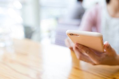 Cep telefonu üzerinde kadın manifatura