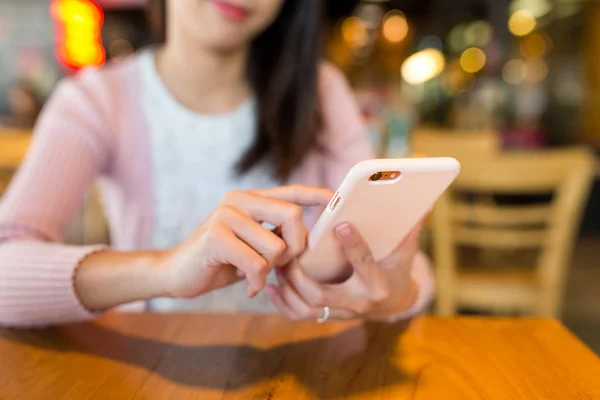 Mujer usando el teléfono móvil en la cafetería —  Fotos de Stock