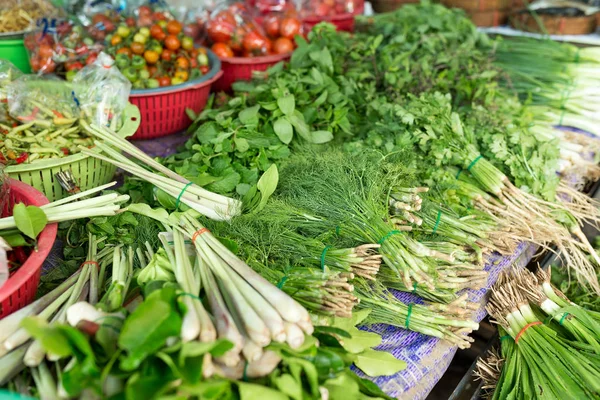 Овощи на мокром рынке — стоковое фото