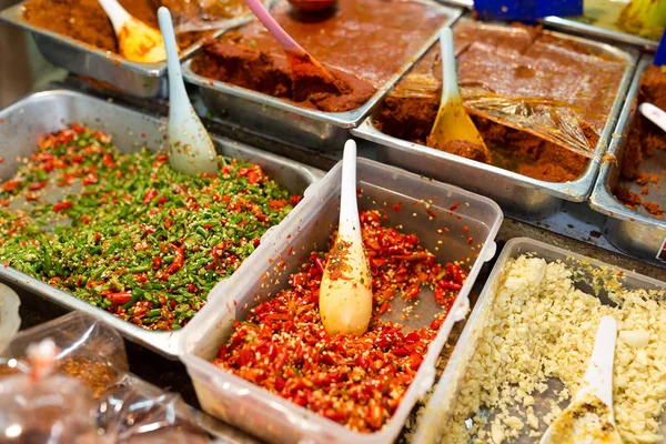 Продажа соуса на мокром рынке — стоковое фото