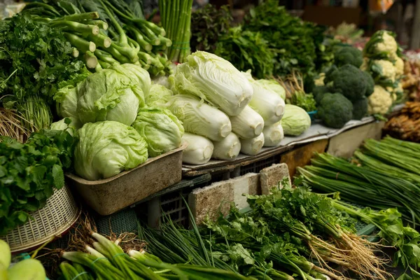 A mezőgazdasági termelők piacra különböző zöldségek — Stock Fotó
