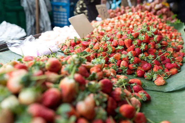 Fresh strawberries in market — Stock Photo, Image