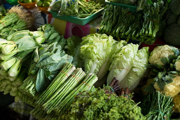 Alface para venda no mercado — Fotografia de Stock