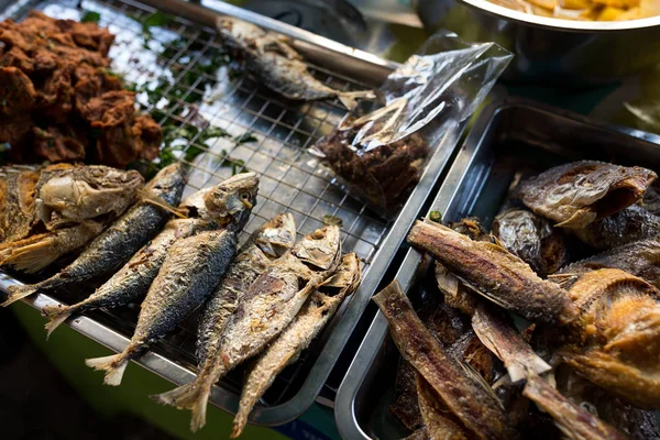 Gebratener Fisch auf dem nassen Markt — Stockfoto